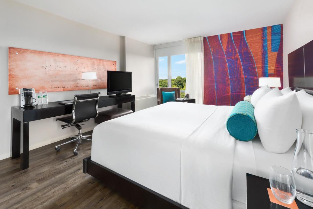Hotel Indigo Boston - Newton Riverside Eksteriør billede